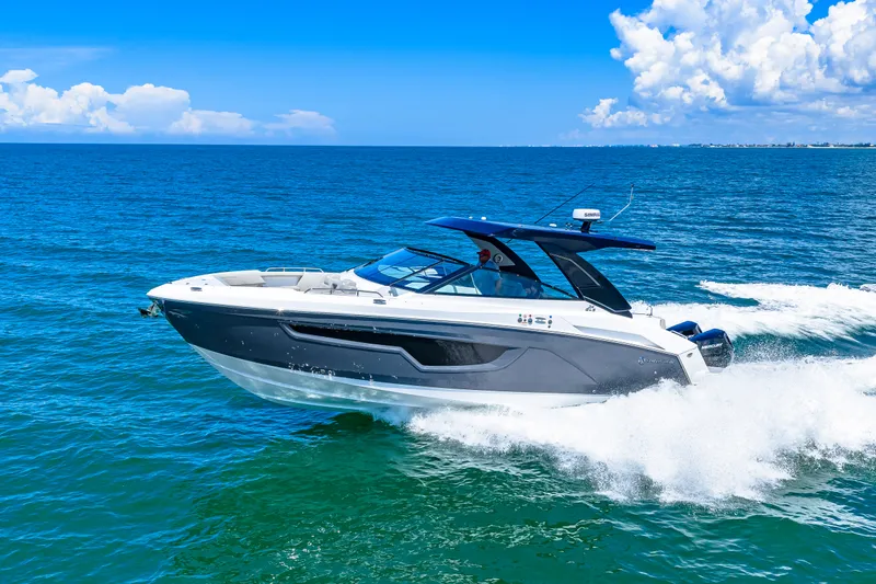 The Image of Cruisers 34 GLS Outboard 2027 - 0
