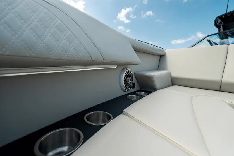 Slide: The Image of Cruisers 34 GLS Outboard 2027 - 107