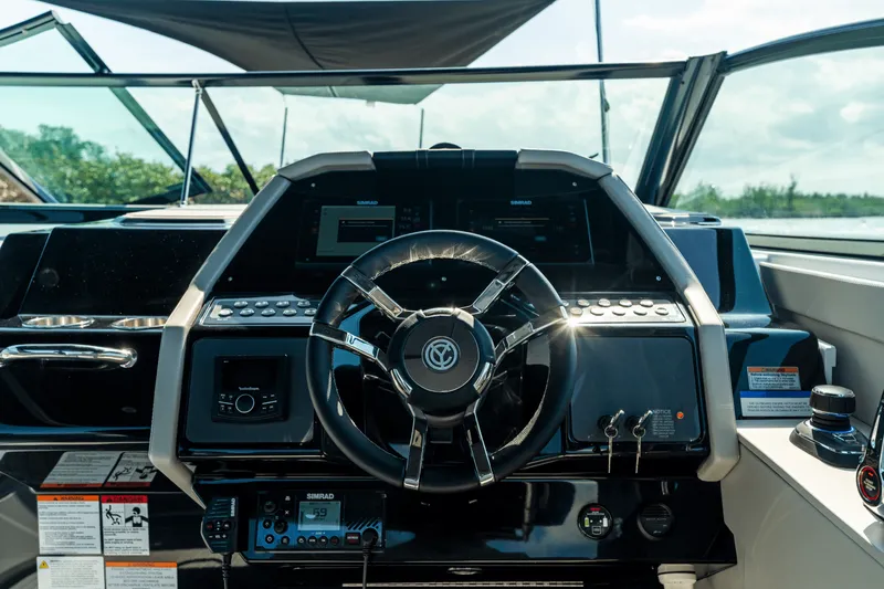 Slide: The Image of Cruisers 34 GLS Outboard 2027 - 148