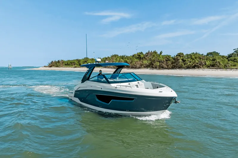Slide: The Image of Cruisers 34 GLS Outboard 2027 - 41