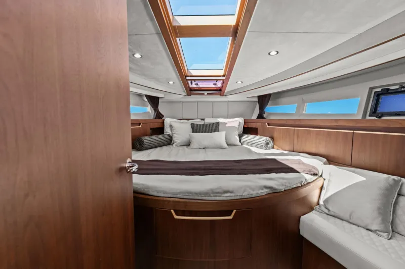 Slide: The Image of Galeon 385 HTS 2018 - 25