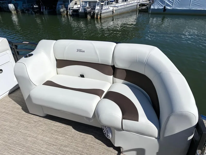 Slide: The Image of Luxury seating on the 2024 JC NEPTOON SPORT 21TT pontoon boat. - 5