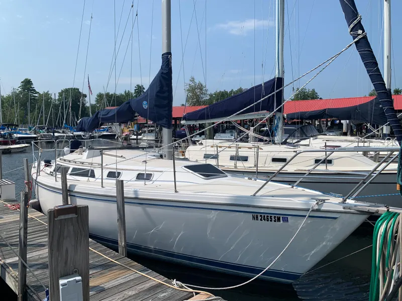 The Image of 1987 Catalina 30 Tall-Rig sailboat docked at a marina. - 0