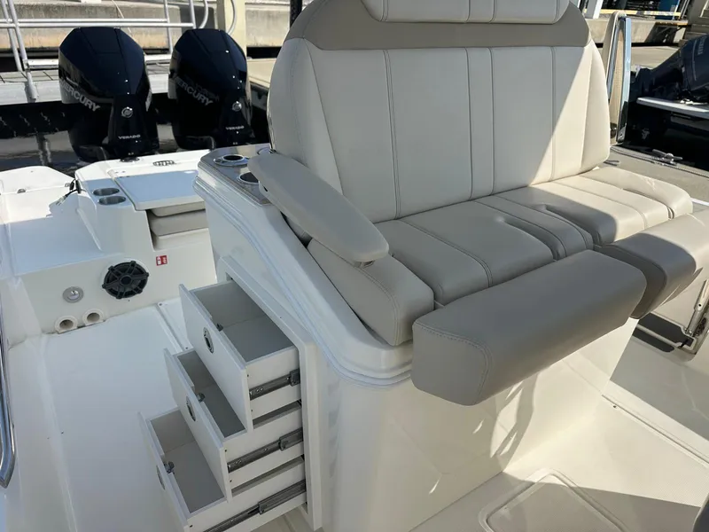 Slide: The Image of Boston Whaler 280 Dauntless 2027 - 14