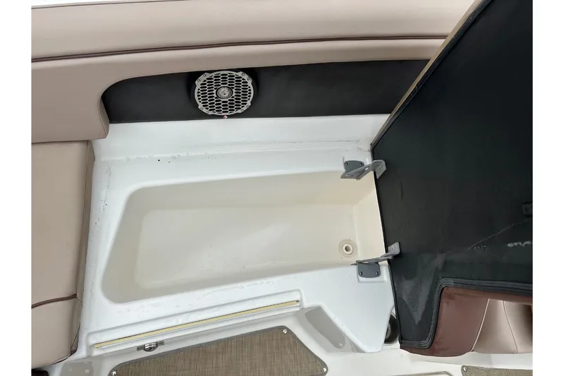 Slide: The Image of Sea Ray SDX 290 Outboard 2017 - 49