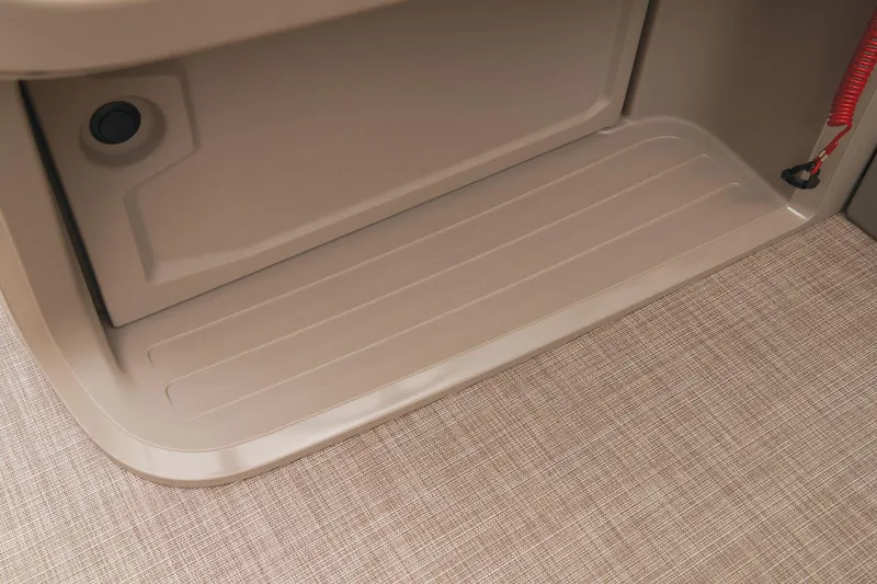 Slide: The Image of Interior detail of the 2024 Sun Tracker SportFish 22 DLX boat. - 33