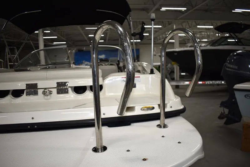 Slide: The Image of Bayliner Bowrider 185 2010 - 17
