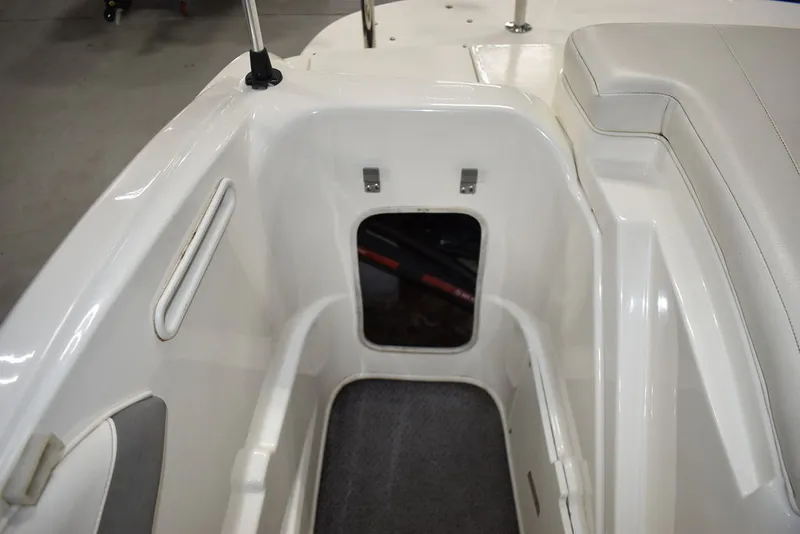 Slide: The Image of Bayliner Bowrider 185 2010 - 21