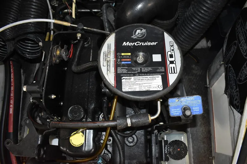 Slide: The Image of Bayliner Bowrider 185 2010 - 26