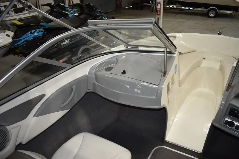 Slide: The Image of Bayliner Bowrider 185 2010 - 31