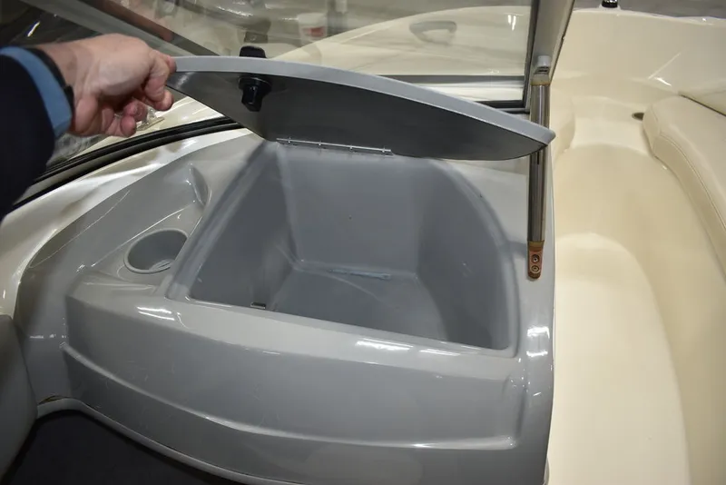 Slide: The Image of Bayliner Bowrider 185 2010 - 32