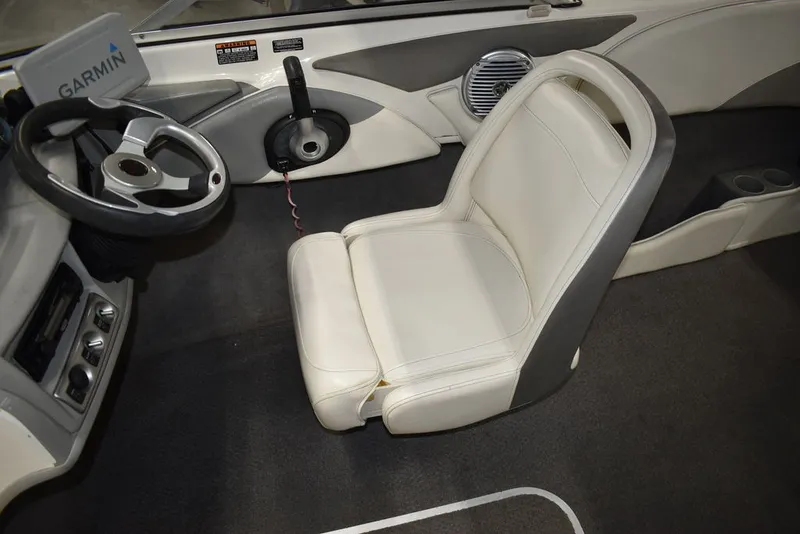 Slide: The Image of Bayliner Bowrider 185 2010 - 33