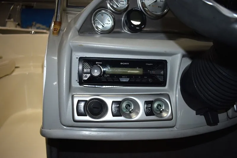 Slide: The Image of Bayliner Bowrider 185 2010 - 37