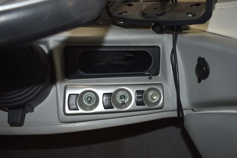 Slide: The Image of Bayliner Bowrider 185 2010 - 38