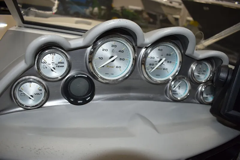 Slide: The Image of Bayliner Bowrider 185 2010 - 43