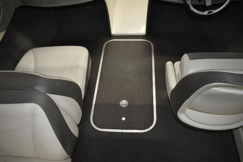 Slide: The Image of Bayliner Bowrider 185 2010 - 48