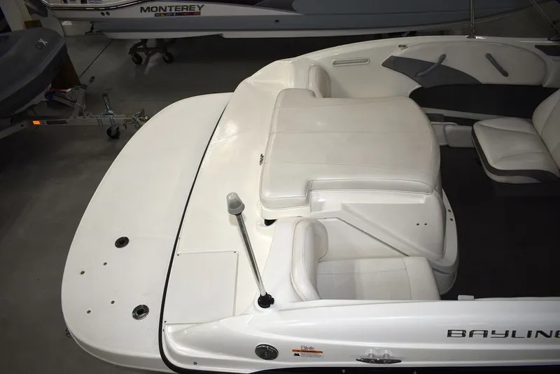 Slide: The Image of Bayliner Bowrider 185 2010 - 7
