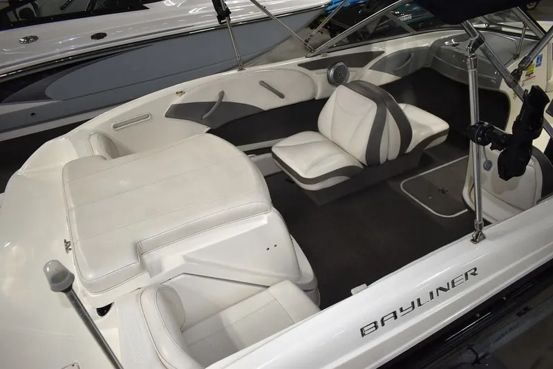 Slide: The Image of Bayliner Bowrider 185 2010 - 8