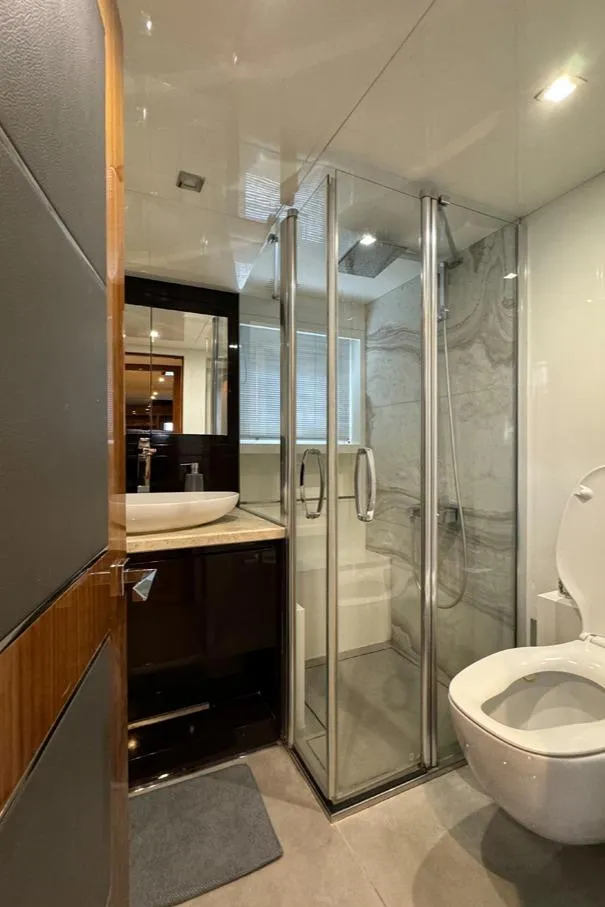 Slide: The Image of Crew Head and Shower - 101