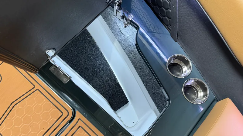 Slide: The Image of Cobalt R8 SURF 2027 - 82