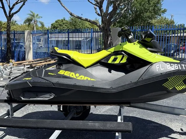 The Image of Sea-Doo Spark Trixx 2-Up Rotax 900 H.O. ACE Ibr And Au 2023 - 1