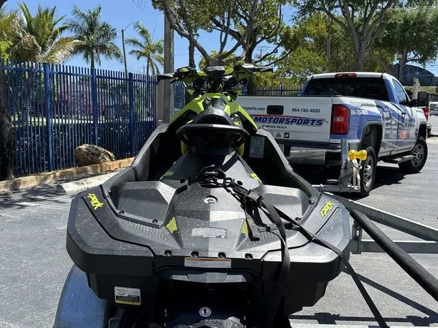 Slide: The Image of Sea-Doo Spark Trixx 2-Up Rotax 900 H.O. ACE Ibr And Au 2023 - 4