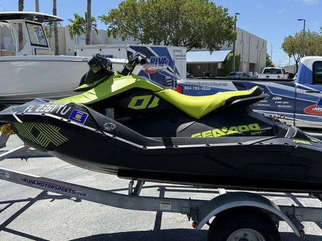 Slide: The Image of Sea-Doo Spark Trixx 2-Up Rotax 900 H.O. ACE Ibr And Au 2023 - 6