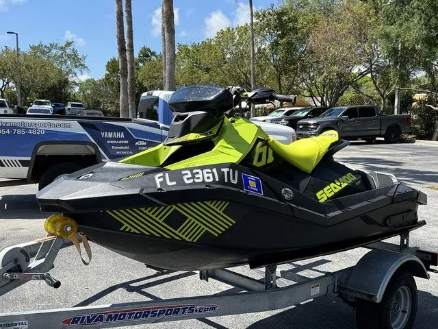 Slide: The Image of Sea-Doo Spark Trixx 2-Up Rotax 900 H.O. ACE Ibr And Au 2023 - 7