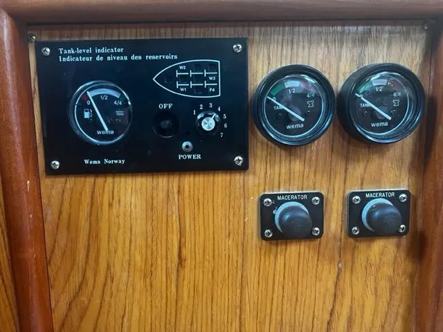 Slide: The Image of HUNTER 410 - 50