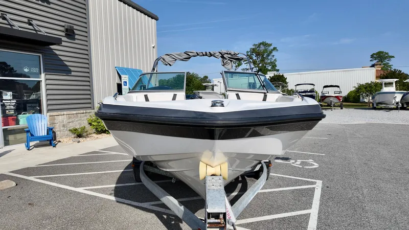 Slide: The Image of 2015 Yamaha Boats SX190 on trailer in parking lot, front view. - 3