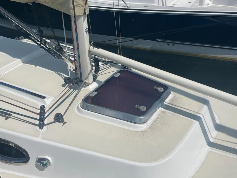 Slide: The Image of 2008 Schock Harbor 25 sailboat deck with hatch and rigging. - 6