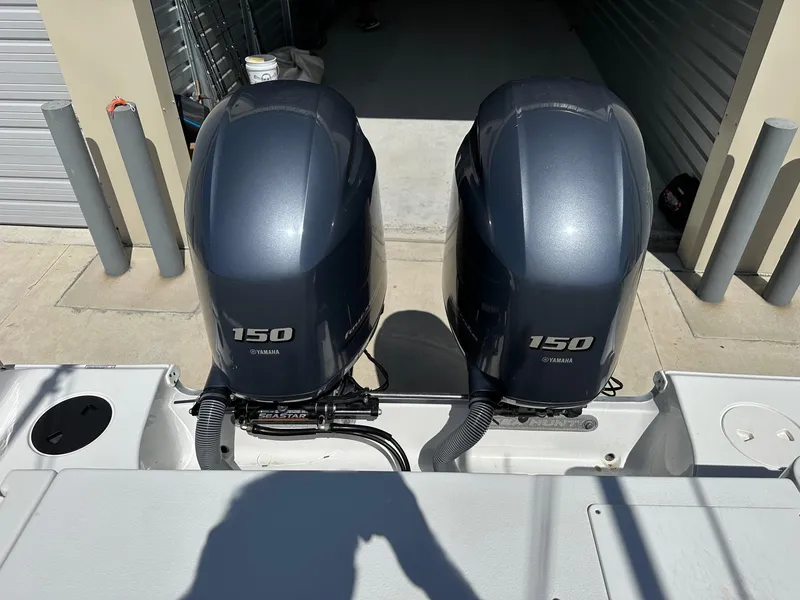 Slide: The Image of Twin Yamaha 150 engines on a 2018 Sea Hunt GAMEFISH 27 CB boat. - 7