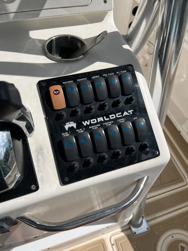 Slide: The Image of Control panel of a 2004 World Cat 270 SF boat. - 25