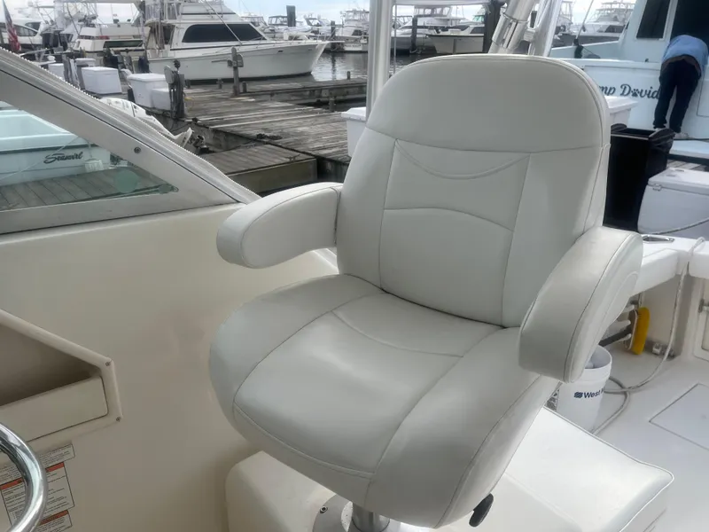 Slide: The Image of White captain's chair on 2008 Rampage 30 Express boat at marina. - 33
