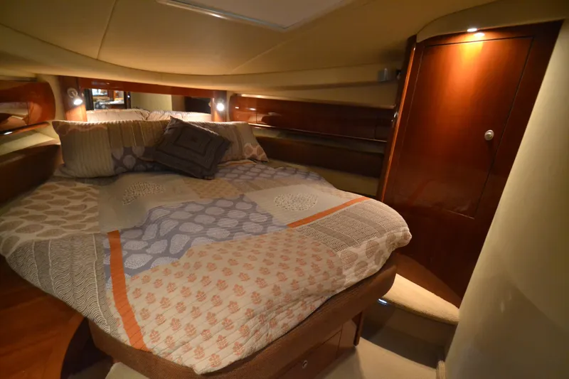 Slide: The Image of Luxurious cabin of 2007 Sea Ray 520 Sundancer with cozy bed. - 21
