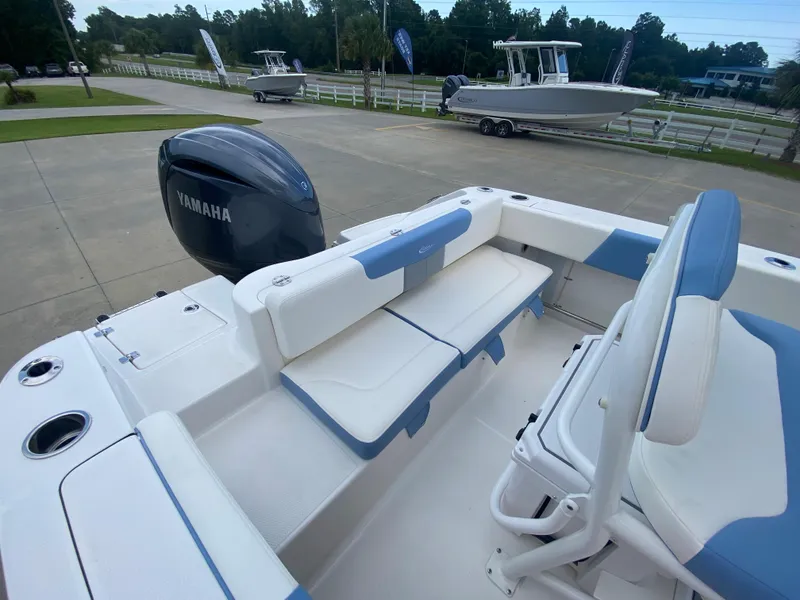 Slide: The Image of 2024 Robalo 202 EXPLORER boat with Yamaha engine, white and blue interior. - 7