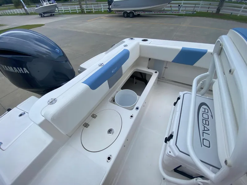 Slide: The Image of 2024 Robalo 202 EXPLORER boat interior with Yamaha engine, white and blue seating. - 8