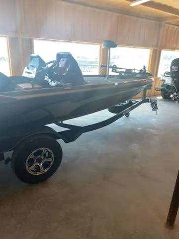 Slide: The Image of 2024 Nitro Z18 bass boat in a showroom. - 11