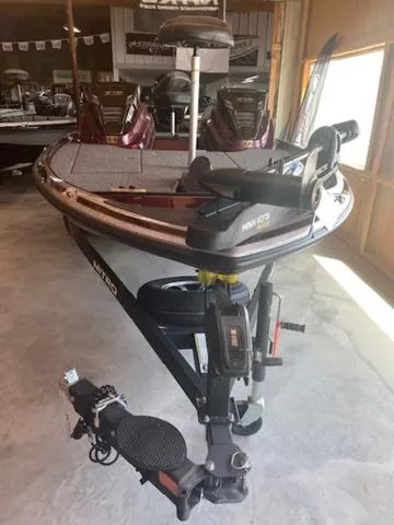 Slide: The Image of 2024 Nitro Z18 bass boat in showroom, front view. - 8