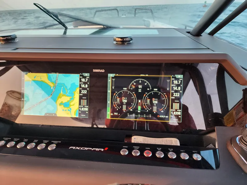 Slide: The Image of Axopar 37 Sun Top 2021 - 31