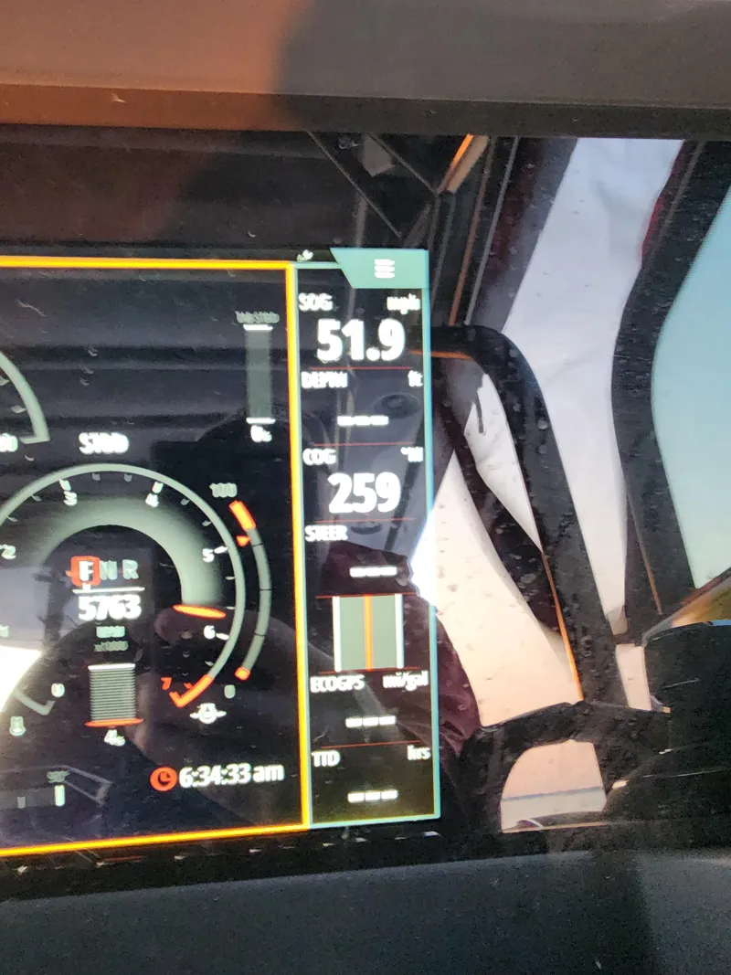 Slide: The Image of Axopar 37 Sun Top 2021 - 32