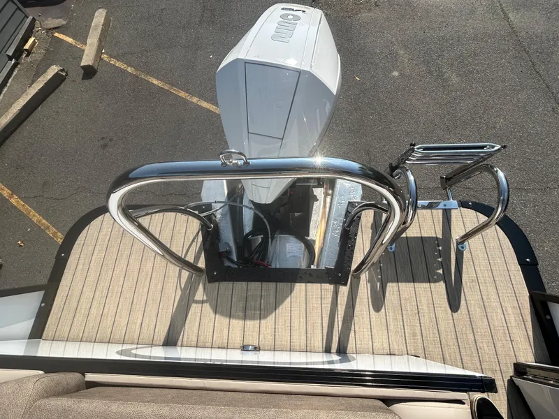 Slide: The Image of 2024 Avalon LSZ 2385 EL boat with outboard motor and rear deck view. - 30