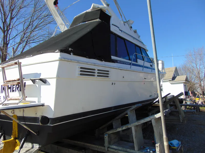 Slide: The Image of 1991 Bayliner 3288 Motoryacht on dry dock, side view with clear blue sky. - 27