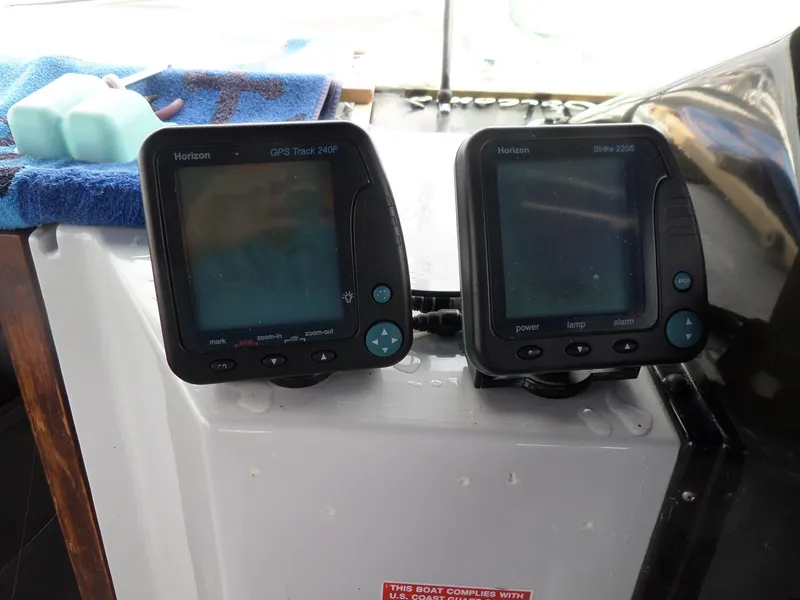 Slide: The Image of Dual Horizon GPS and depth finder on 1986 Wellcraft Monte Carlo 2800 boat. - 17