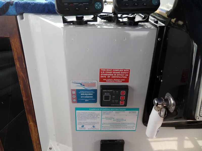 Slide: The Image of Control panel of a 1986 Wellcraft Monte Carlo 2800 boat. - 18