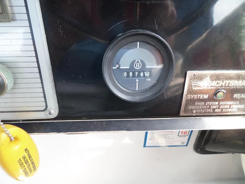 Slide: The Image of Hour meter on a 1986 Wellcraft Monte Carlo 2800 boat dashboard. - 22