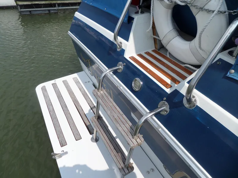 Slide: The Image of 1986 Wellcraft Monte Carlo 2800 boat stern with swim platform and ladder. - 7