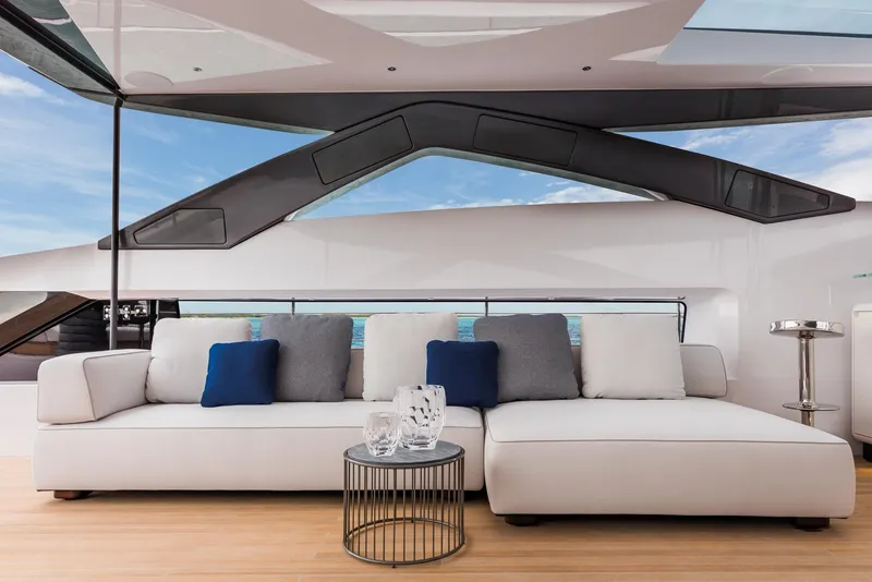 Slide: The Image of Custom SAETTA 120' 2025 - 43