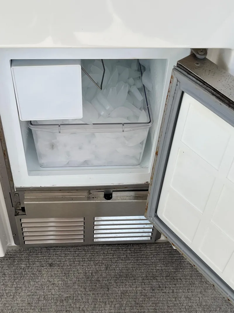 Slide: The Image of Ice maker on a 1997 Sea Ray 420 Aft Cabin yacht. - 11