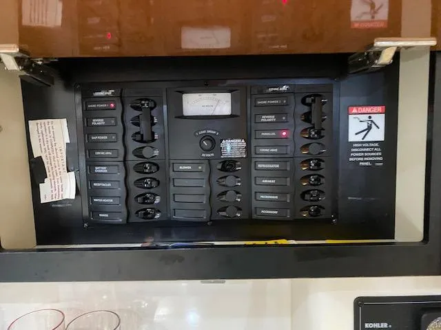 Slide: The Image of Electrical control panel of a 2005 Maxum 3500 SY boat. - 15